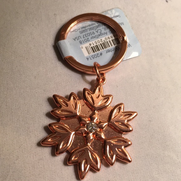 Spirit of the Wild Winter snowflake keychain - Picture 2 of 2